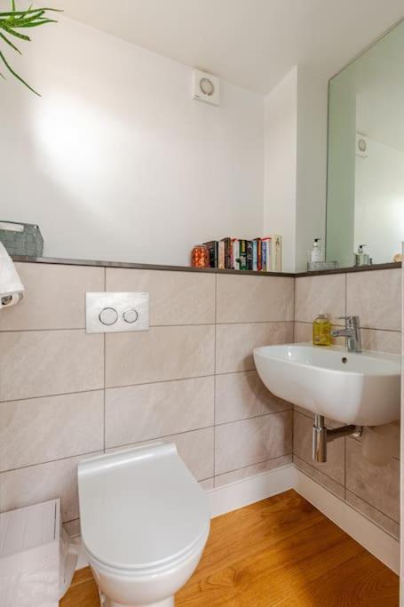 Modern City Centre House With Free Parking Canterbury Exteriör bild