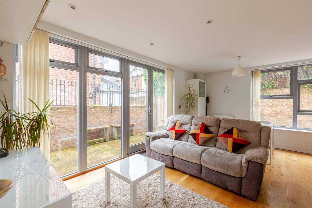 Modern City Centre House With Free Parking Canterbury Exteriör bild