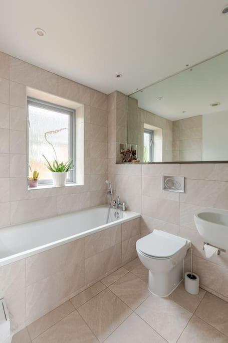 Modern City Centre House With Free Parking Canterbury Exteriör bild