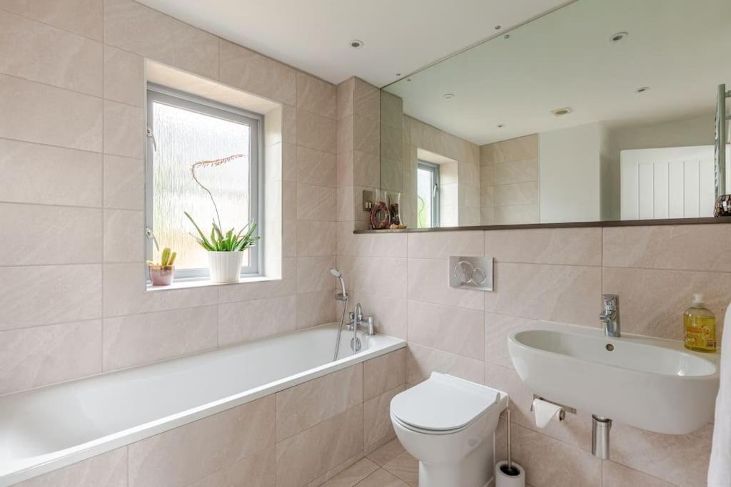 Modern City Centre House With Free Parking Canterbury Exteriör bild